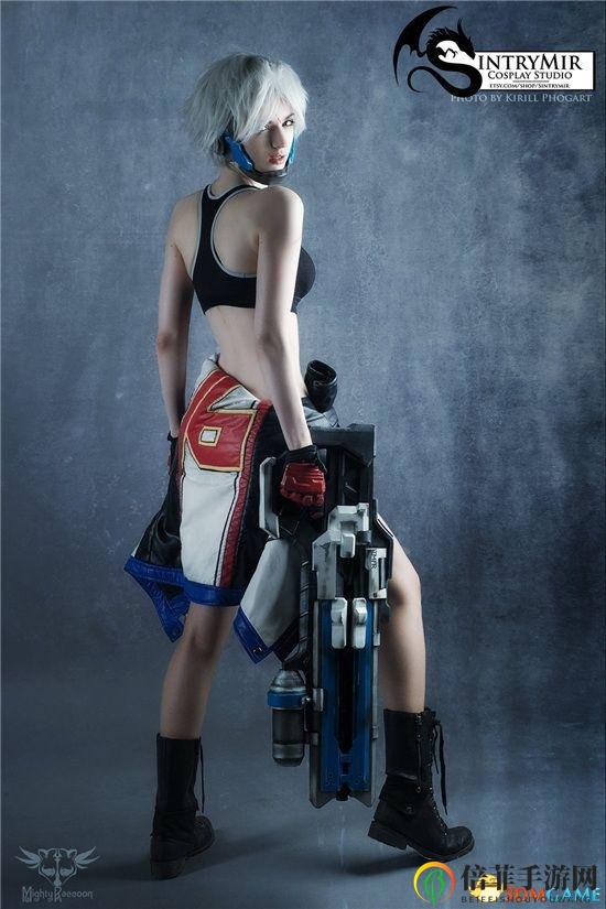 《守望先鋒》士兵76娘化版Cos 身材火辣手持巨槍